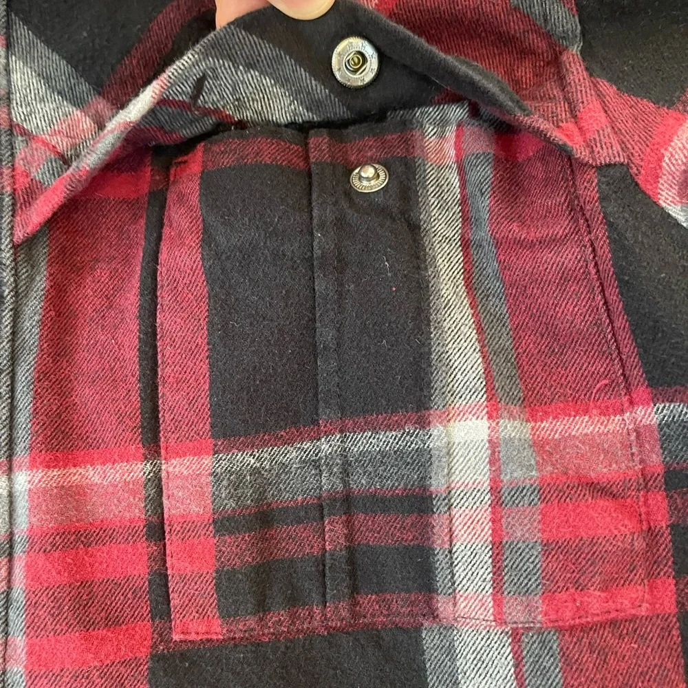 Burton Men's Red and Black Plaid Shirt Jacket with zipper Pockets, size Medium - Picture 6 of 8